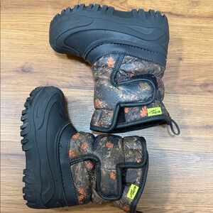 Western Chief Kids Leaf-Print Snow Boots in Black and Brown